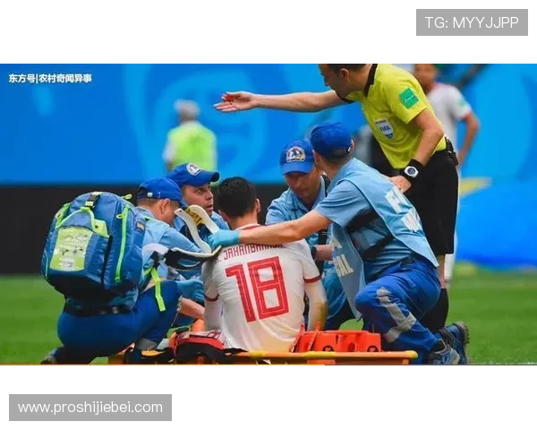 世界杯首个乌龙球出现的瞬间，球迷现场反应与专家点评汇总